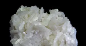 Dolomite - Grand spécimen avec d'épais cristaux tabulaires blancs et brillants jusqu'à 2 cm. . Ceci et bien d'autres spécimens minéraux sont disponibles à la vente chez Dakota Matrix Minerals.