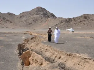  Ruptura superficial de 8 km de extensão que se abriu durante o terremoto de 19 de maio de 2009 em Lunayyir, Arábia Saudita. (Foto: John Pallister).