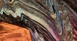 Microplis dans une roche métamorphique&nbsp;; phyllite des Alpes orientales italiennes