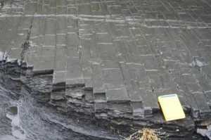 Juntas retangulares em siltito e folhelho preto dentro do Utica Shale (Ordoviciano) perto de Fort Plain, Nova York.
