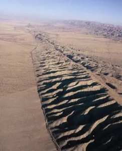 O sistema de falha de San Andreas é uma falha transcorrente lateral direita.