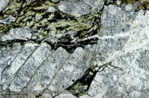 Seção delgada de feldspato no granodiorito Salihli cortada por microfalhas; observe a ordem da estante de fragmentos de feldspato,
