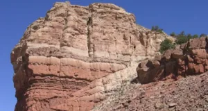 Falha de impulso da rocha sedimentar jurássica no botão Ketobe ao longo do swell de San Rafael no centro de Utah (ocorre encurtamento; Davis & Reynolds 1996).