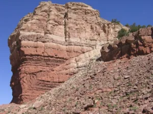 Falha de impulso da rocha sedimentar jurássica no botão Ketobe ao longo do swell de San Rafael no centro de Utah (ocorre encurtamento; Davis & Reynolds 1996).