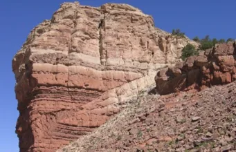 Falha de impulso da rocha sedimentar jurássica no botão Ketobe ao longo do swell de San Rafael no centro de Utah (ocorre encurtamento; Davis & Reynolds 1996).