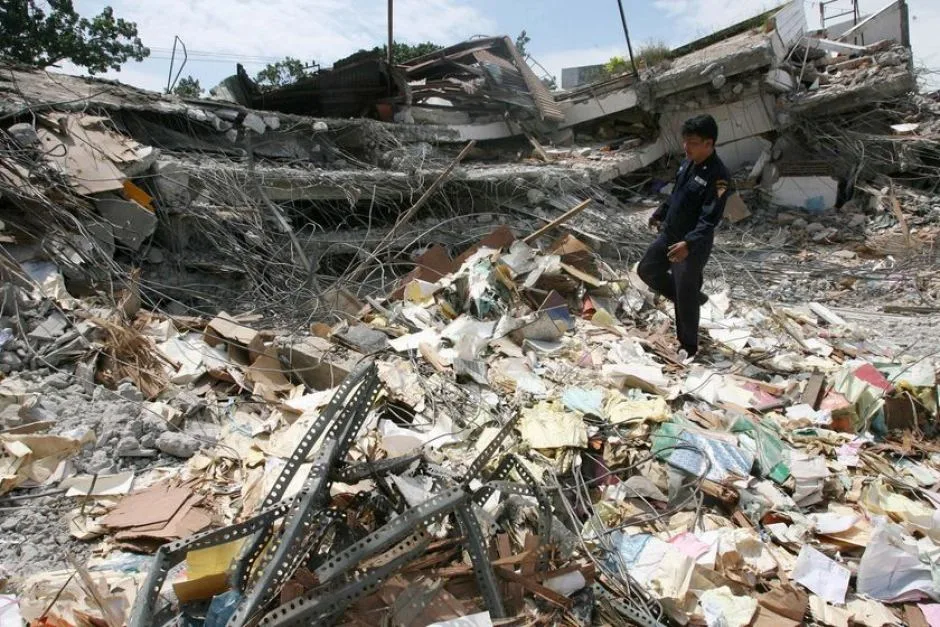 Sumatra-Erdbeben aus Bildern (http://www.abc.net.au/news/2007-09-14/sumatra-earthquake/292416) 