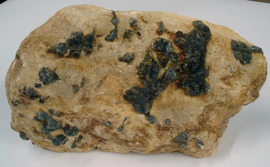 La roca de pegmatita alcalina tiene minerales de gran tamaño de cristal.