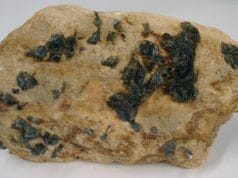 La roche de pegmatite alcaline contient des minéraux de grande taille.