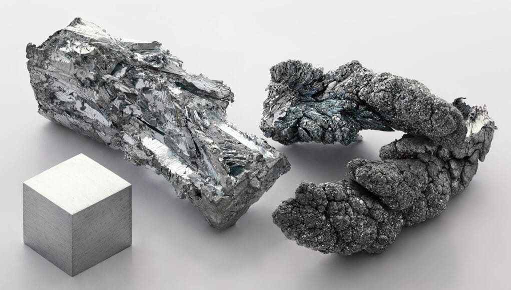 Zinc_fragment_sublimed_and_1cm3_cube
