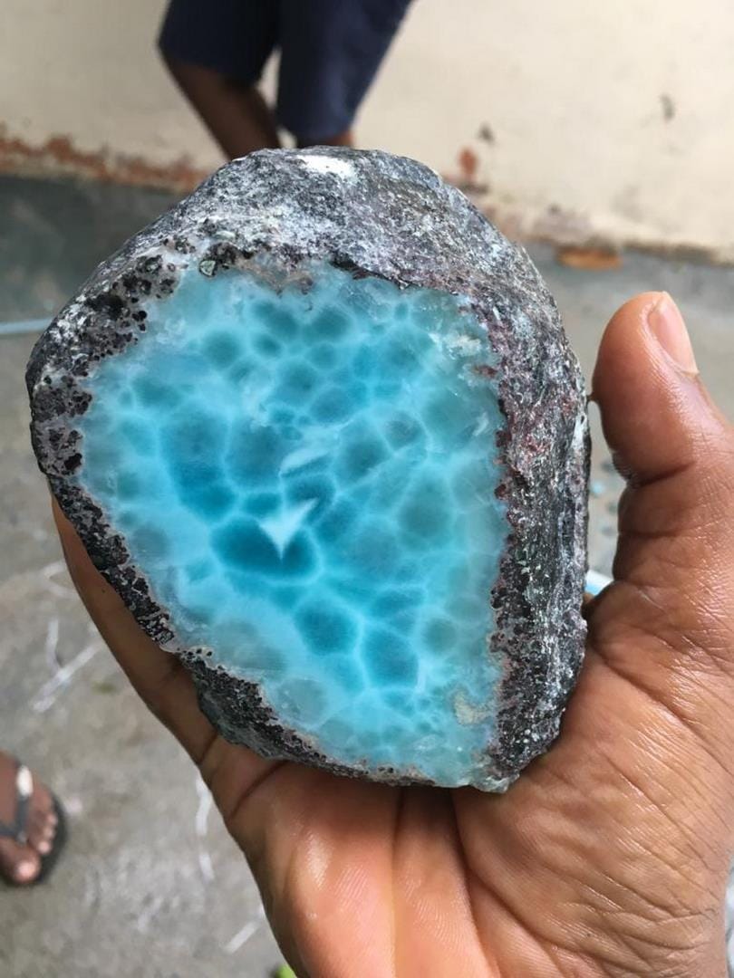 Larimar | Özellikleri, Oluşumu, Bulunuşu - Jeoloji Bilimi