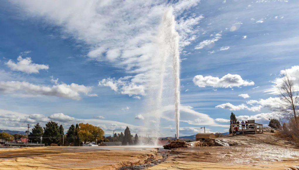 Soda-Springs-Geyser-USA