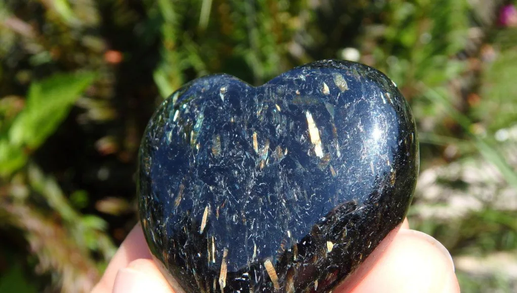 Nuummite 9