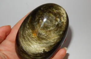 Obsidiana con brillo dorado