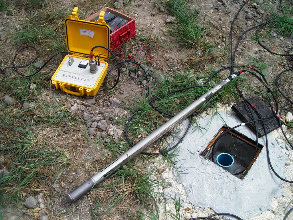 Seismic cables and geophones