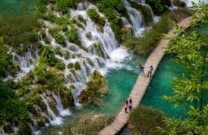 Lagos de Plitvice: a joia da UNESCO da Croácia com águas em cascata e paisagens cársticas