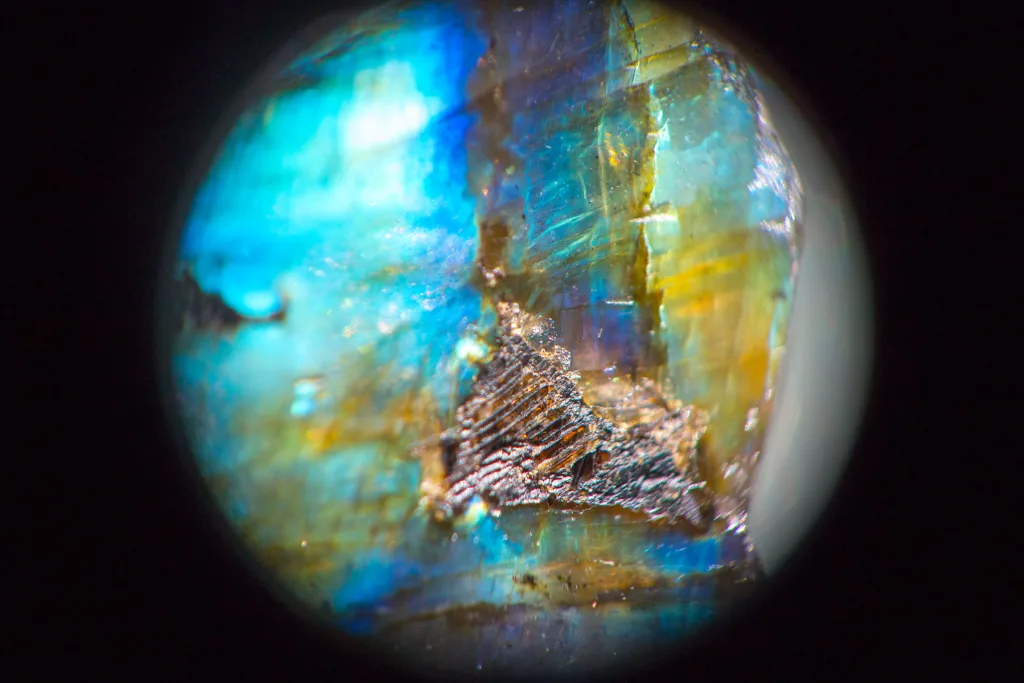 4. Labradorescence (Spectral Play of Colors)