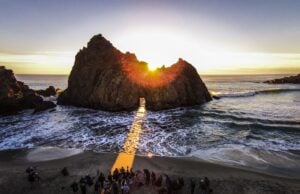 Pfeiffer Beach, ABD: Jeolojik Bir Harika ve Turist Cenneti