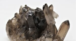 The Impact of Radiation on Smoky Quartz: Natural vs. Artificial Irradiation