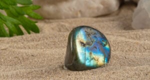 Labradorite: The Mystical Stone of Northern Lights – Uses and Lore