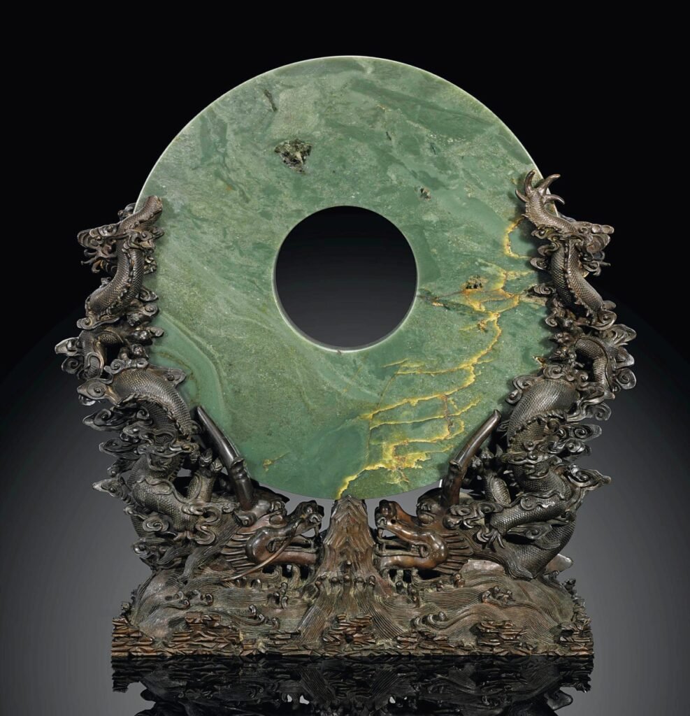 Antiguo disco ritual de jade chino (bi) utilizado en ceremonias para honrar el cielo y los antepasados.