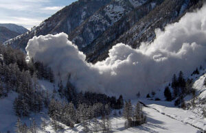Avalanches : facteurs géologiques et environnementaux déclencheurs